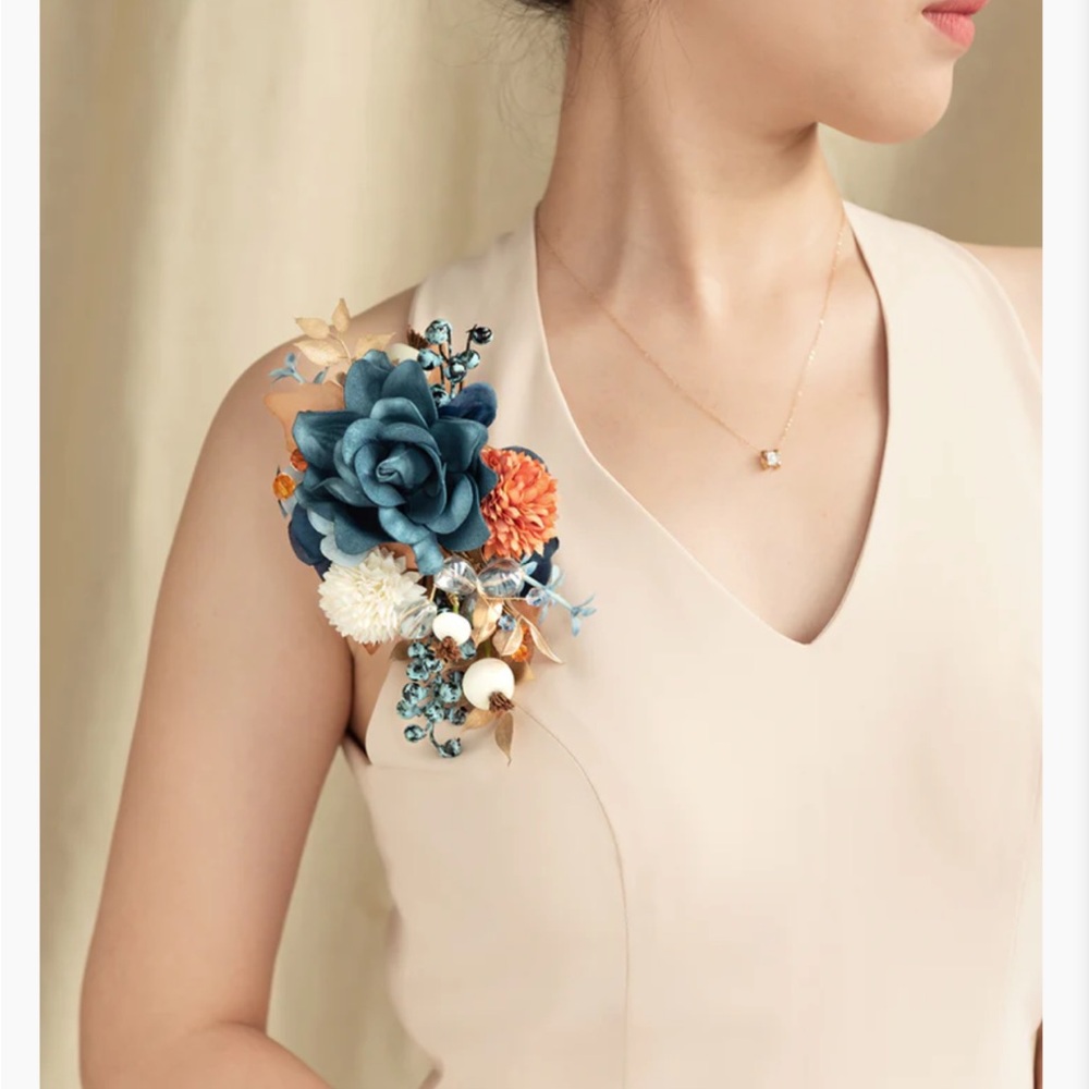 Lings moment wrist shoulder  corsages and BOUTONNIERES - Picture 3 of 15